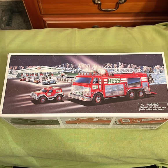 Hess 2005 toy emergency truck with rescue vehicle - Picture 3 of 4